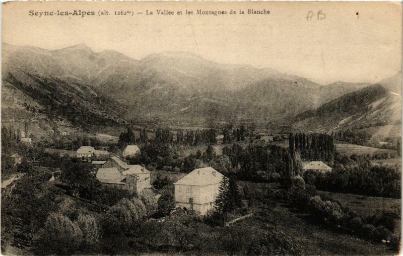 Carte postale ancienne Seyne-les-Alpes La Vallée et les Montagnes de la Blanche à Seyne