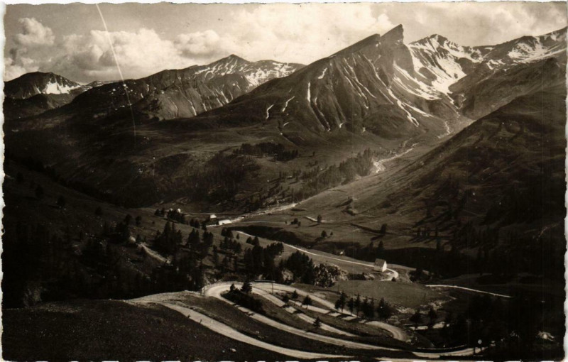 Carte postale ancienne Les Lacets du Col d'Allos Bas Refuges à Allos