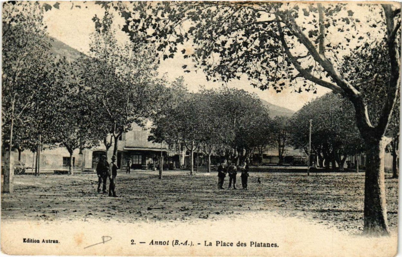 Carte postale ancienne Annot La Place des Platanes à Annot