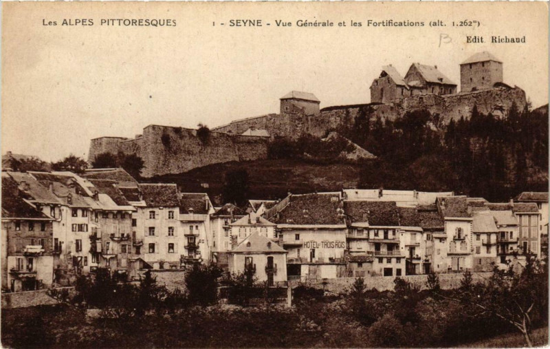 Carte postale ancienne Seyne Vue générale et les Fortifications à Seyne