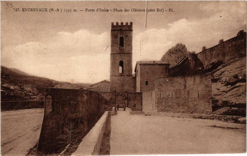 Carte postale ancienne Entrevaux Porte d'Italie Place des Oliviers à Entrevaux