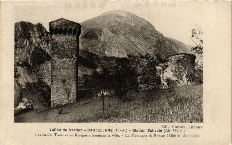 Carte postale ancienne Castellane Les vieilles Tours et les Remparts dominant la Ville à Castellane