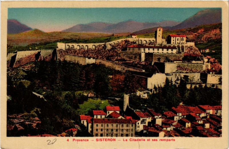 Carte postale ancienne Sisteron La Citadelle et ses remparts à Sisteron