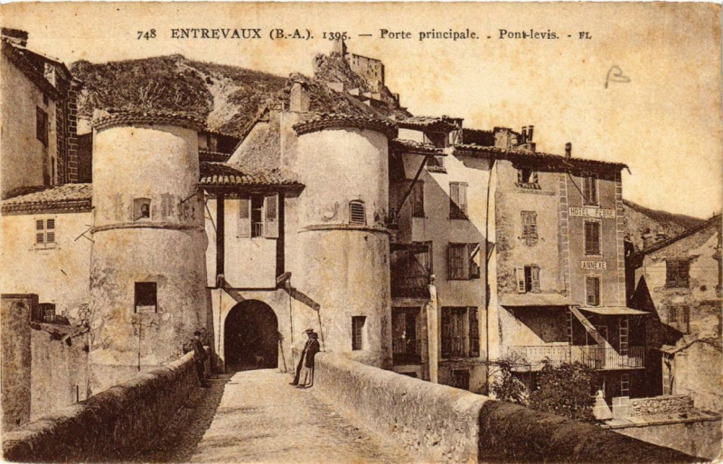 Carte postale ancienne Entrevaux Porte principale Pont-levis à Entrevaux