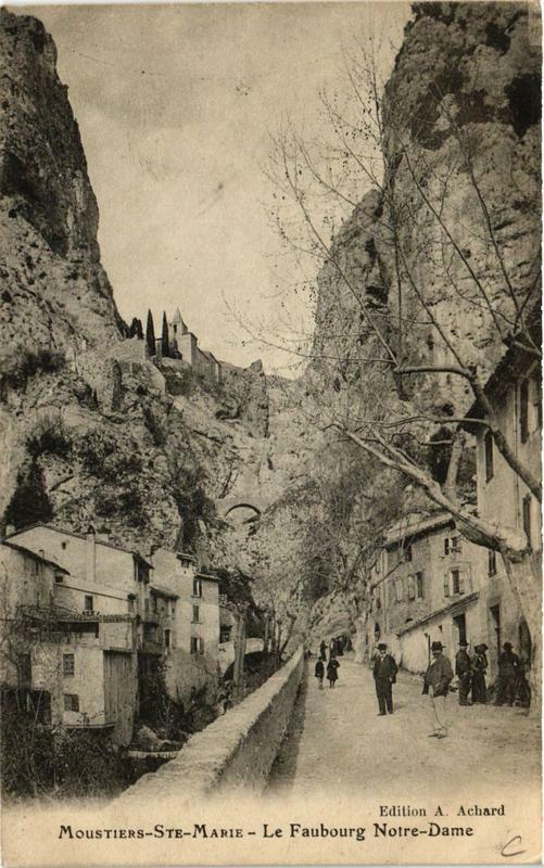 Carte postale ancienne Moustiers-Sainte-Marie Le Faubourg N.-D. à Moustiers-Sainte-Marie