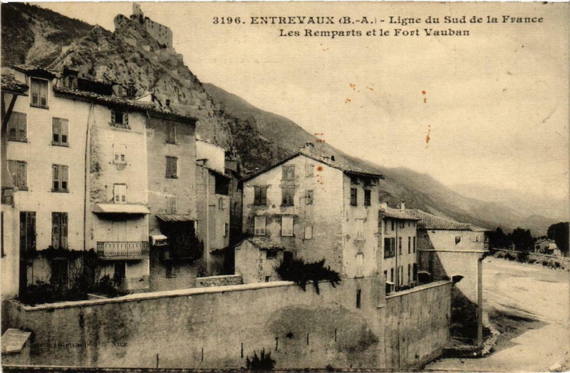 Carte postale ancienne Entrevaux Ligne du Sud de la France Les Remparts à Entrevaux