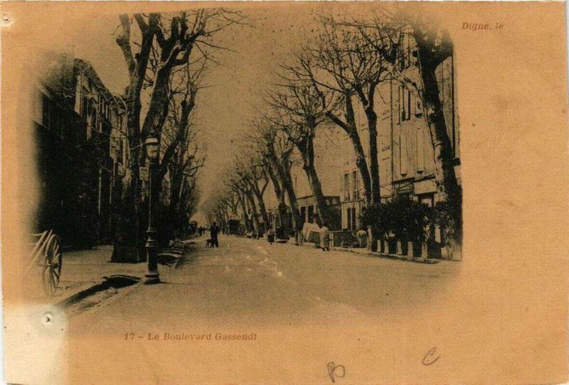 Carte postale ancienne Digne Le Boulevard Gassendi