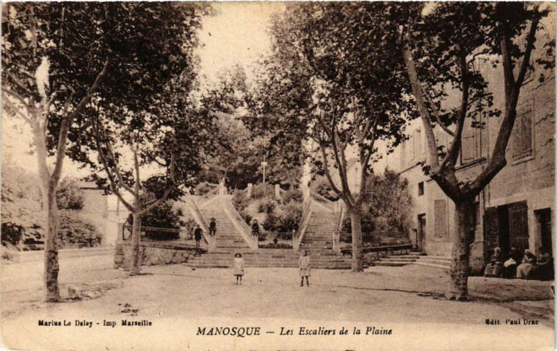 Carte postale ancienne Manosque Les Escaliers de la Plaine à Manosque