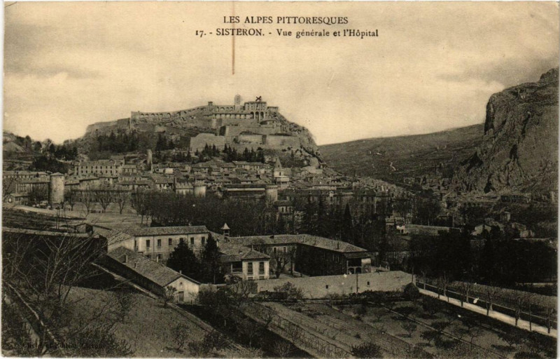 Carte postale ancienne Sisteron Vue générale et l'Hopital à Sisteron