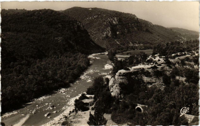 Carte postale ancienne Greoux-les-Bains Le Verdon et la guinguette à Gréoux-les-Bains