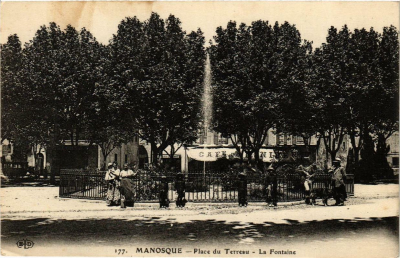 Carte postale ancienne Manosque Place du Terreau La Fontaine à Manosque