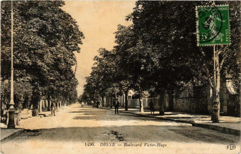 Carte postale ancienne Digne Boulevard Victor Hugo