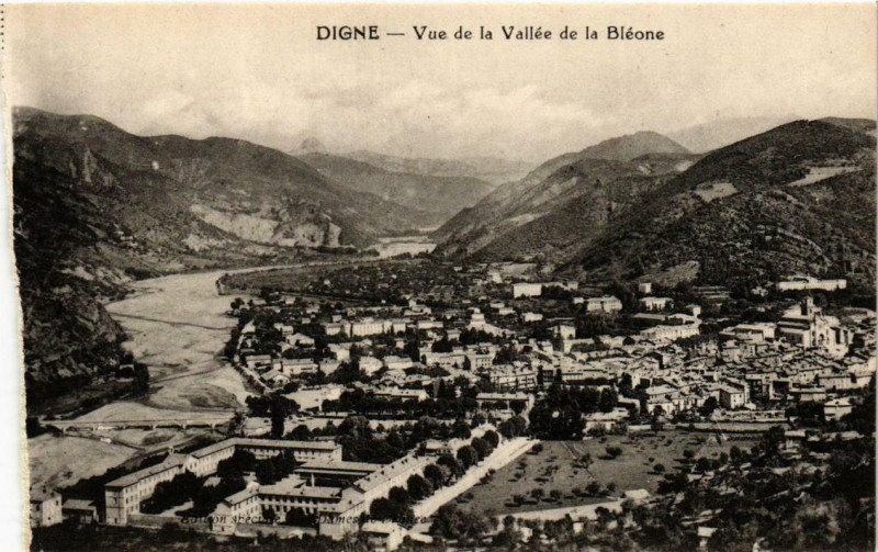 Carte postale ancienne Digne Vue de la Vallée de la Bléone