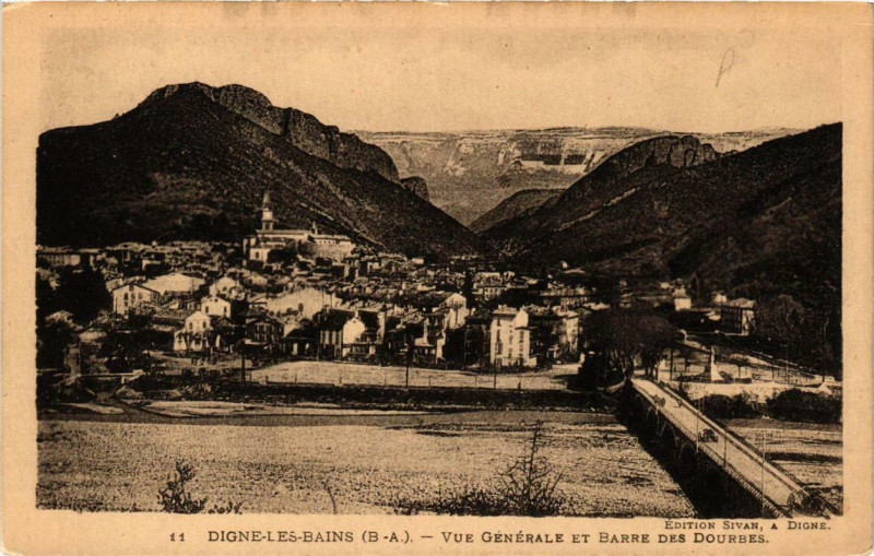 Carte postale ancienne Digne-les-Bains Vue générale et Barre des Dourbes à Digne-les-Bains