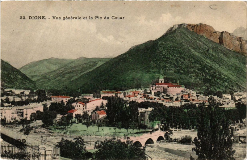 Carte postale ancienne Digne Vue générale et le Pic du Couar