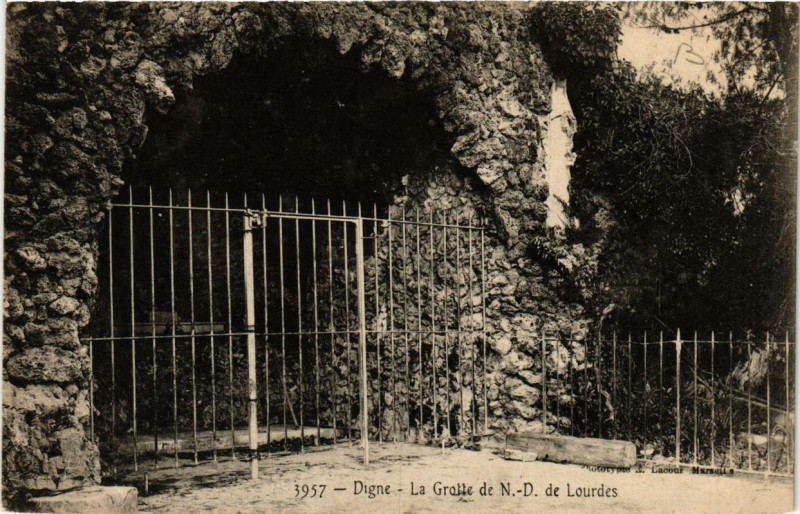 Carte postale ancienne Digne La Grotte de N.-D.de Lourdes