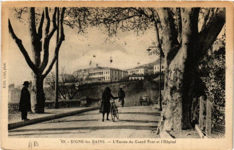 Carte postale ancienne Digne-les-Bains L'Entrée du Grand Pont et l'Hopital à Digne-les-Bains
