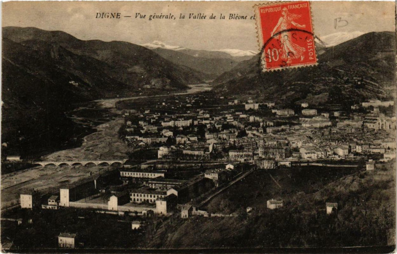 Carte postale ancienne Digne Vue générale la Vallée de la Bléone