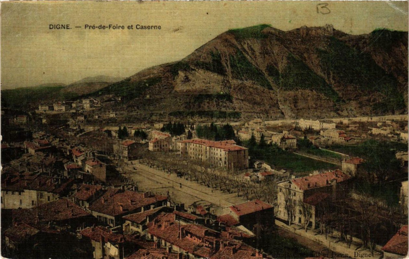 Carte postale ancienne Digne Pré de Foire et Caserne