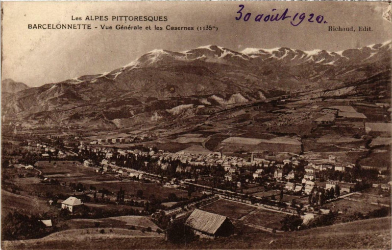 Carte postale ancienne Barcelonnette Vue générale et les Casernes à Barcelonnette
