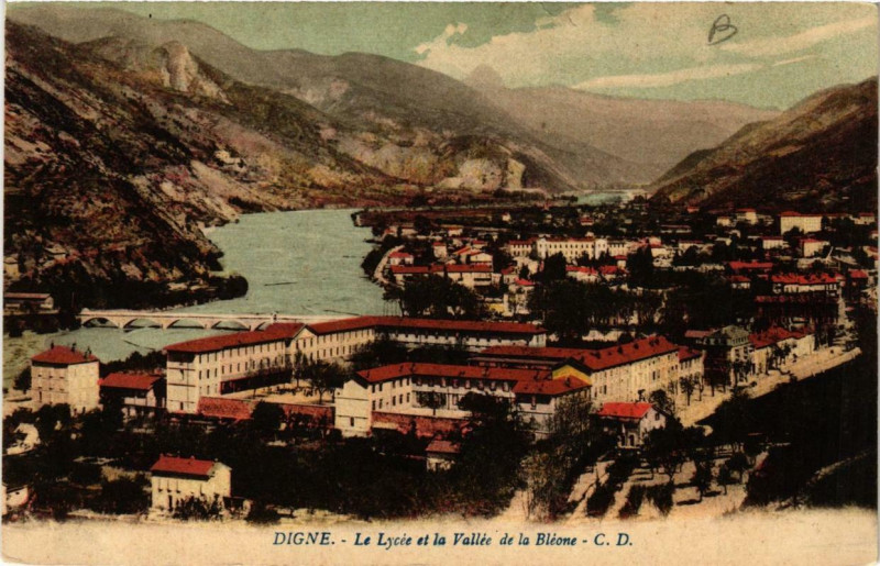 Carte postale ancienne Digne Le Lycée et la Vallée de la Bléone
