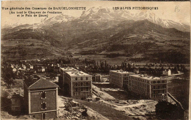 Carte postale ancienne Barcelonnette Vue générale des Casernes à Barcelonnette