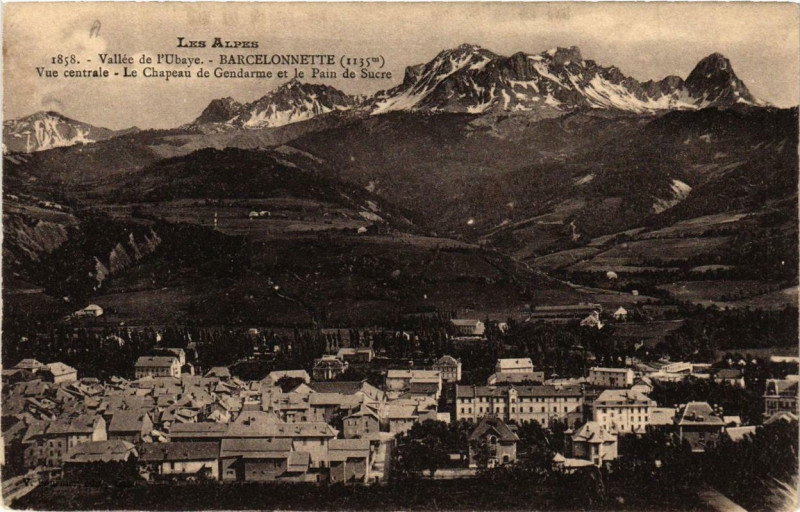 Carte postale ancienne Barcelonnette Vue centrale Le Chapeau de Gendarme à Barcelonnette