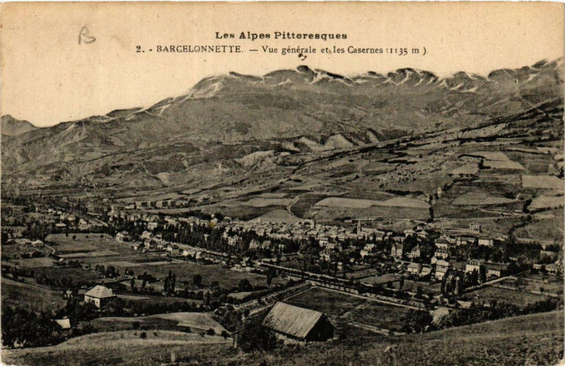 Carte postale ancienne Barcelonnette Vue générale et les Casernes à Barcelonnette