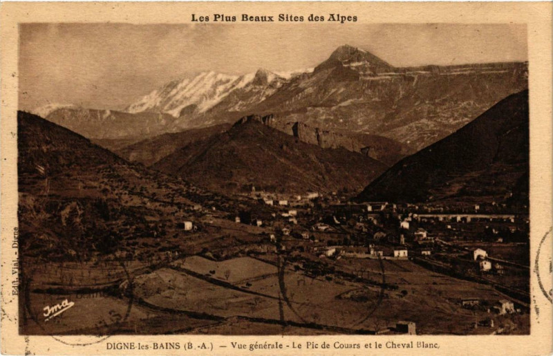 Carte postale ancienne Digne Vue générale Le Pic de Cours et le Cheval Blanc