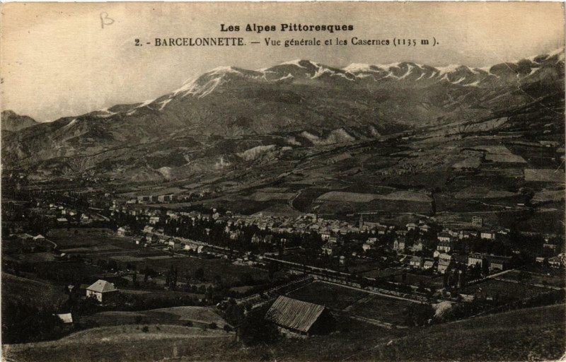 Carte postale ancienne Barcelonnette Vue générale et les Casernes à Barcelonnette