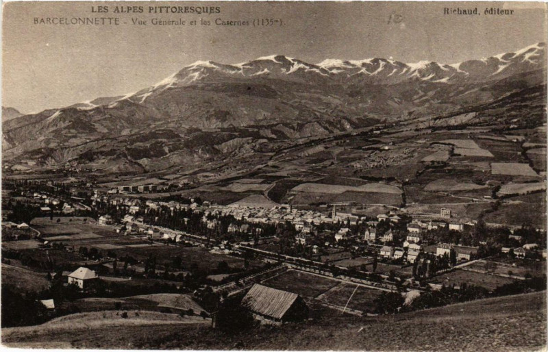 Carte postale ancienne Barcelonnette Vue générale et les Casernes à Barcelonnette
