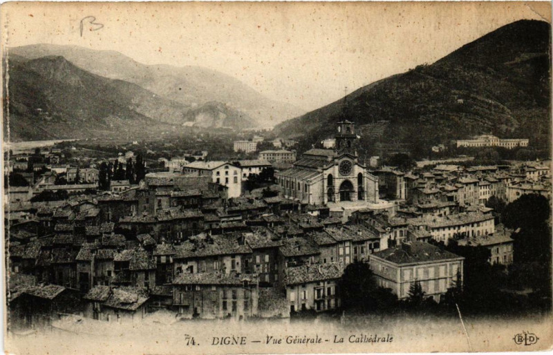 Carte postale ancienne Digne Vue générale La Cathedrale