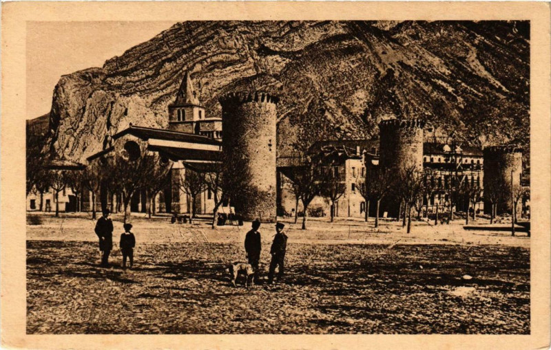 Carte postale ancienne Sisteron La Cathedrale et les Tours à Sisteron