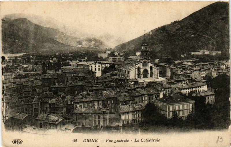 Carte postale ancienne Digne Vue générale La Cathedrale
