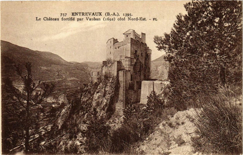 Carte postale ancienne Entrevaux Le Chateau fortifie par Vauban à Entrevaux