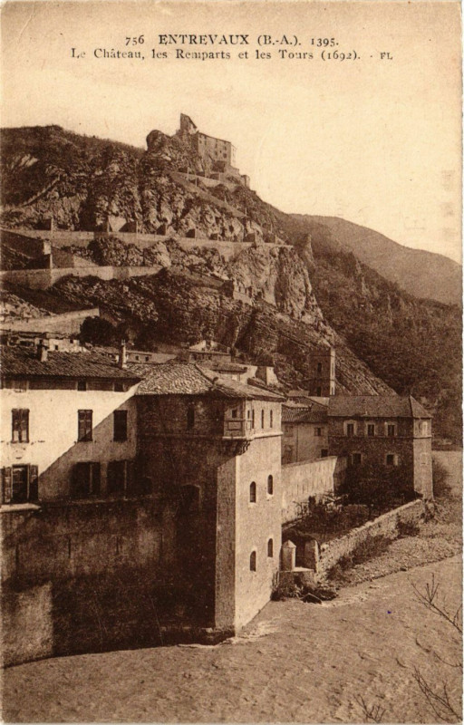 Carte postale ancienne Entrevaux - Le Chateau les Remparts et les Tours (1692) à Entrevaux