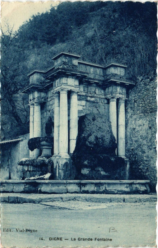 Carte postale ancienne Digne - La Grande Fontaine