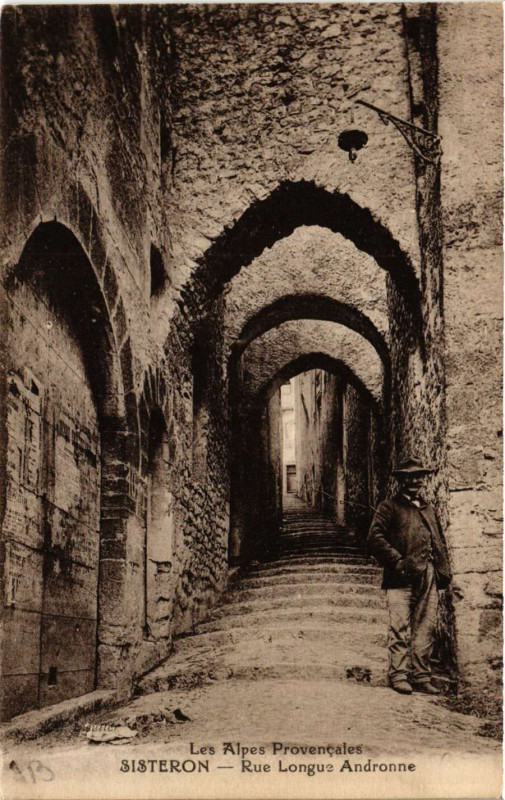 Carte postale ancienne Les Alpes Provencaies - Sisteron - Rue Longue Andronne à Sisteron
