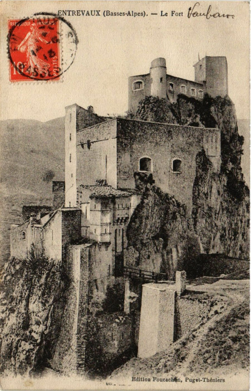 Carte postale ancienne Entrevaux - Le Fort à Entrevaux