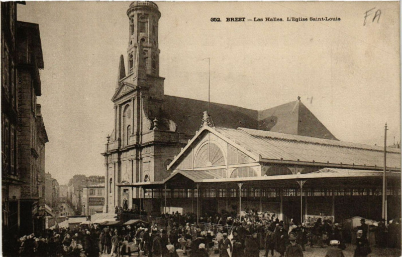 Carte postale ancienne Brest - Les Halles. L'Eglise Saint-Louis à Brest