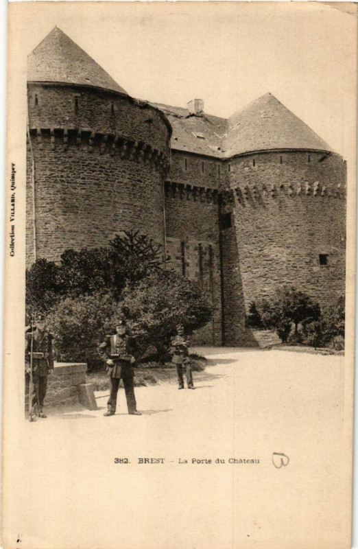 Carte postale ancienne Brest - La Porte du Chateau à Brest