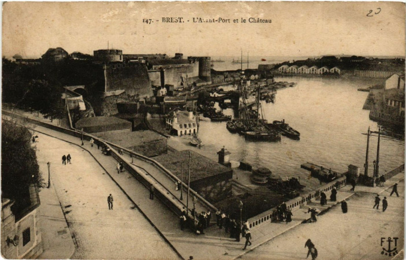 Carte postale ancienne Brest - L'Avant-Port et le Chateau à Brest