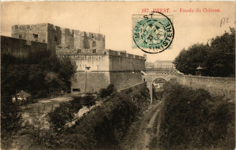 Carte postale ancienne Brest - Fosses du Chateau à Brest
