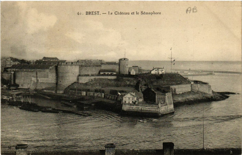 Carte postale ancienne Brest - Le Chateau et le Semaphore à Brest