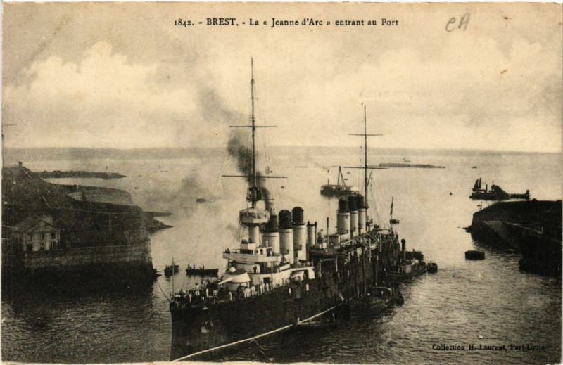 Carte postale ancienne Brest - La Jeanne d'Arc entrant au Port à Brest