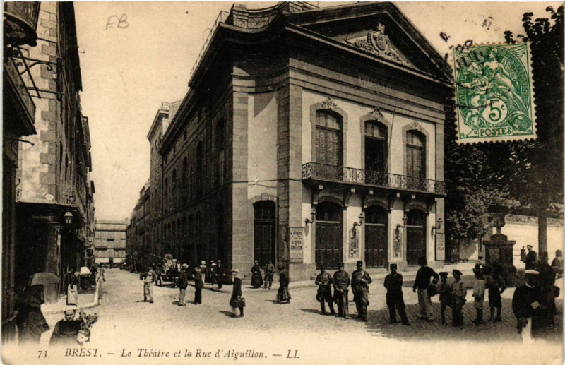 Carte postale ancienne Brest - Le Théatre et la Rue d'AiGUILLON à Brest