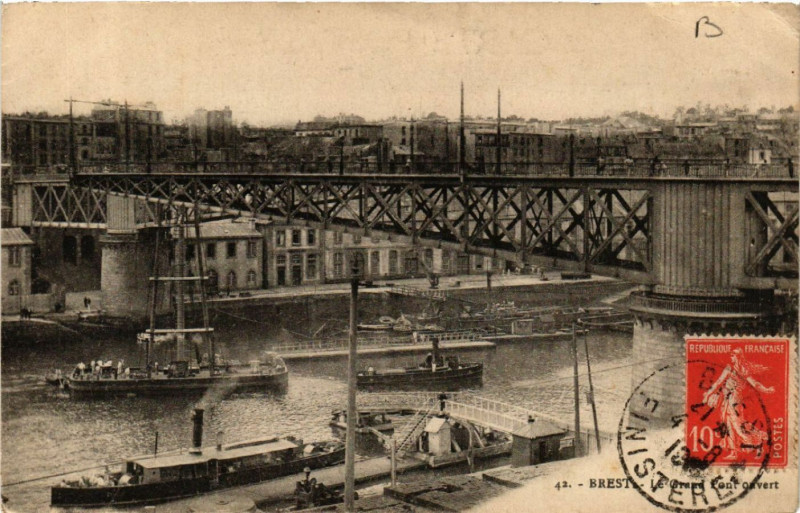 Carte postale ancienne Brest - Le Grand Pont ouvert à Brest