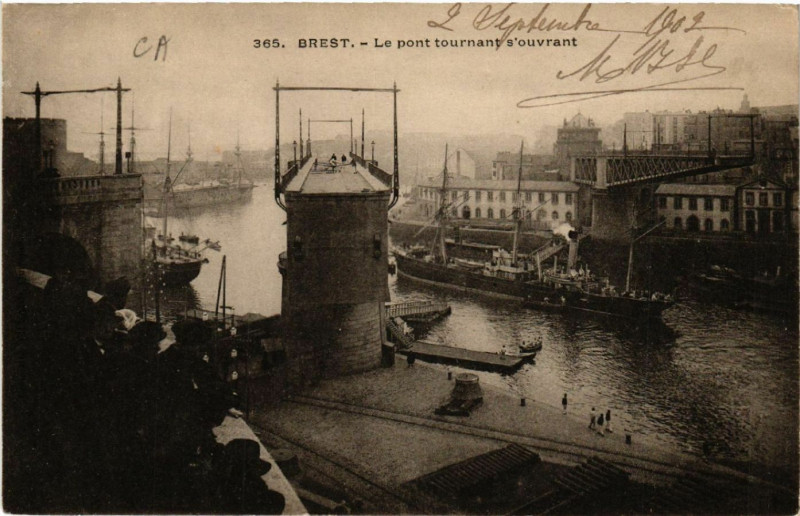 Carte postale ancienne Brest - Le pont tournant s'ouvrant à Brest