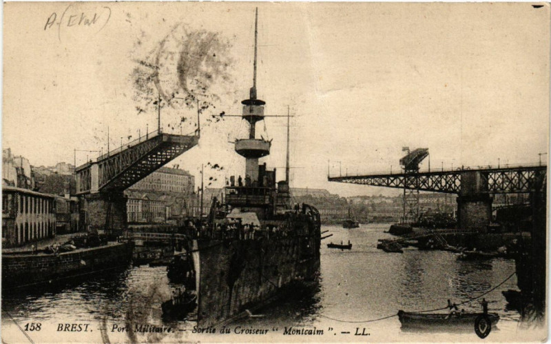 Carte postale ancienne Brest - Port Militaire - Sortie du Croiseur Montcalm à Brest