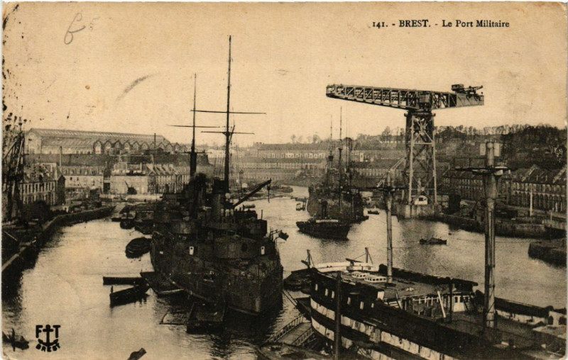 Carte postale ancienne Brest - Le Port Militaire à Brest